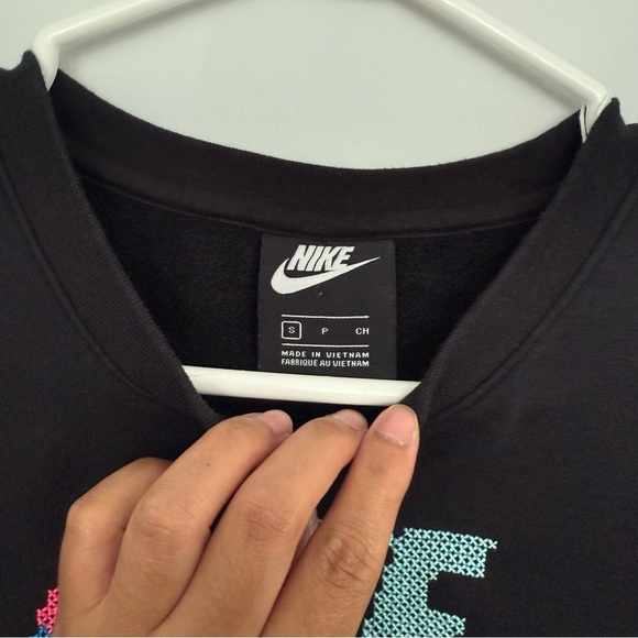 Nike Women's Black Cropped Sweatshirt - Picture 2 of 3